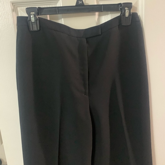 Tahari black pant suit. Blazer 8P/Pants 6 - Picture 6 of 8